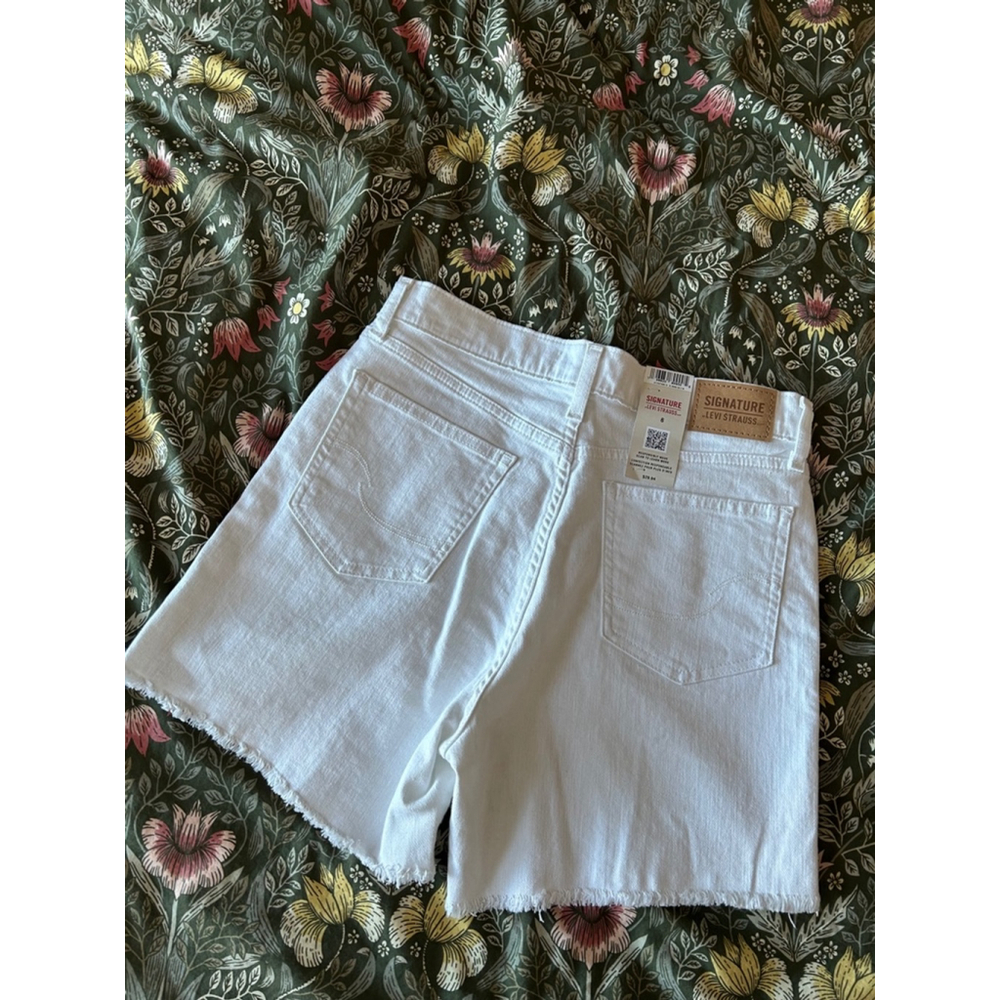 Women's Signature Levi Strauss Denim Shorts Size 6 White